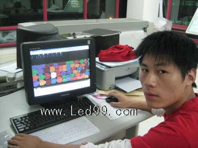 2005年吴建军在上海依拓纺织服装有限公司工作照片