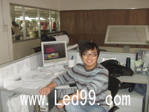 2005年张青山在湖北美岛外贸服饰公司(图9)